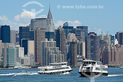  Catamaran sailing - East River with the buildings from the Manhattan district in the background  - New York city - New York - United States of America