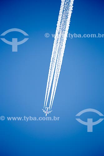  View of airplane condensation trail during flight over of the Rio de Janeiro city  - Rio de Janeiro city - Rio de Janeiro state (RJ) - Brazil