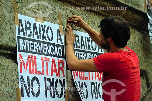  Detail of man sticking poster against the arrest of former president Luiz Inacio Lula da Silva - Cinelandia Square  - Rio de Janeiro city - Rio de Janeiro state (RJ) - Brazil