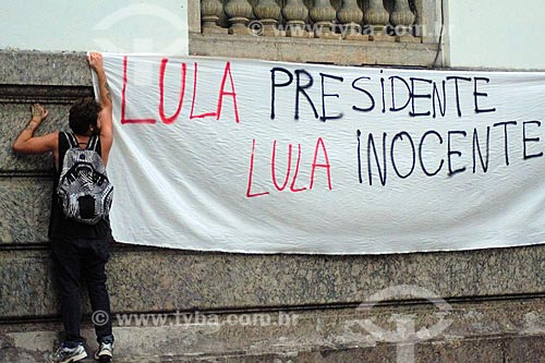  Detail of man hanging band in support of the former president Luiz Inacio Lula da Silva - Cinelandia Square  - Rio de Janeiro city - Rio de Janeiro state (RJ) - Brazil