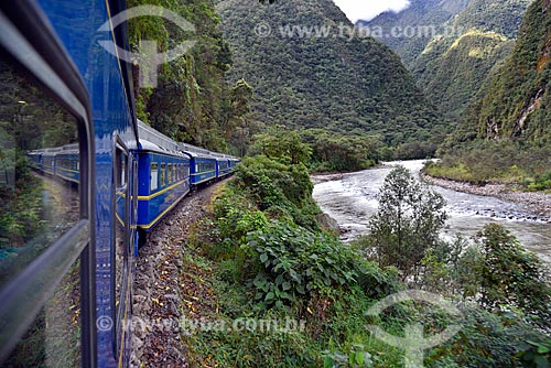  View of the Urubamba River from the train of Perurail - that makes the sightseeing between the cities of Cusco city and Machu Picchu pueblo city  - Cusco city - Cusco Department - Peru