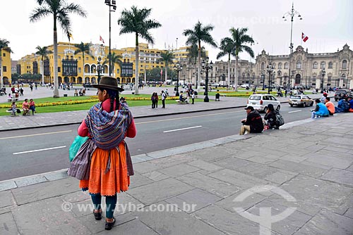  Andean woman - Plaza Mayor de Lima (Mayor Square of Lima) - with the Palácio Municipal de Lima (Municipal Palace of Lima) - 1549 - to the left - and the Palacio de Gobierno del Perú (Government Palace of Peru) - 1938 - to the right  - Lima city - Lima province - Peru