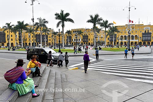  Andean woman - Plaza Mayor de Lima (Mayor Square of Lima) - with the Palácio Municipal de Lima (Municipal Palace of Lima) - headquarters of Lima city hall (1549) - in the background  - Lima city - Lima province - Peru