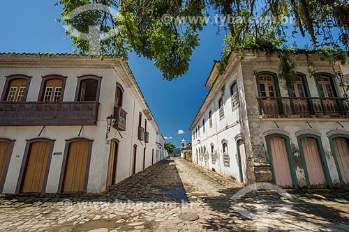  Facade of historic houses - Paraty historic center - with the Our Lady of Sorrows Church (1820) in the background  - Paraty city - Rio de Janeiro state (RJ) - Brazil