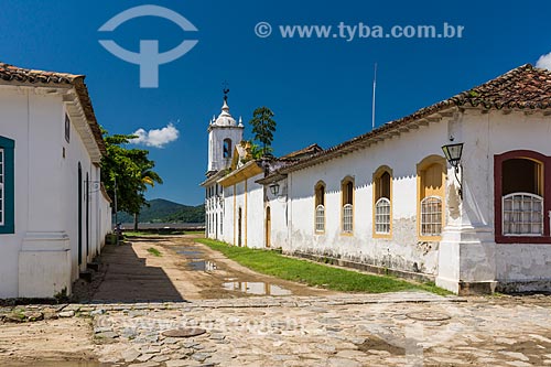  Facade of historic houses - Paraty historic center - with the Our Lady of Sorrows Church (1820) in the background  - Paraty city - Rio de Janeiro state (RJ) - Brazil