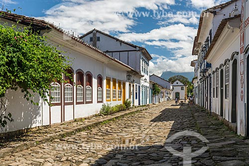  Facade of historic houses - Paraty historic center - with the Our Lady of the Rosary of the Black Men and Sao Benedito Church (1725) in the background  - Paraty city - Rio de Janeiro state (RJ) - Brazil