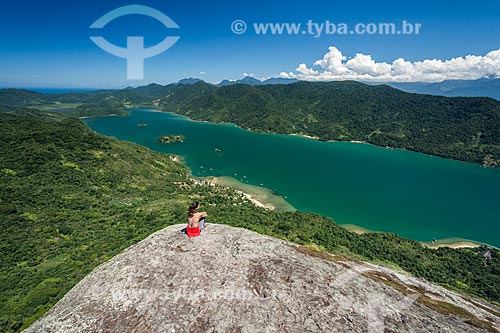  Woman observing the Saco do Mamangua from Sugarloaf Peak - also known as Mamangua Peak  - Paraty city - Rio de Janeiro state (RJ) - Brazil