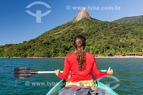  Woman in kayak - Cruzeiro Beach waterfront with the Sugarloaf Peak - also known as Mamangua Peak - in the background  - Paraty city - Rio de Janeiro state (RJ) - Brazil