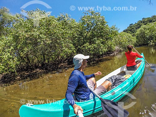  Couple making a selfie in kayak - mangroves of the Grande River (Big River) - Saco do Mamangua  - Paraty city - Rio de Janeiro state (RJ) - Brazil