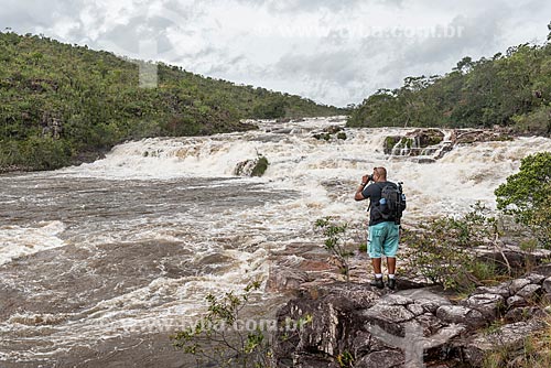  Man photographing - Couros Waterfall - Chapada dos Veadeiros National Park  - Alto Paraiso de Goias city - Goias state (GO) - Brazil