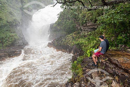  Men observing - Couros Waterfall - Chapada dos Veadeiros National Park  - Alto Paraiso de Goias city - Goias state (GO) - Brazil