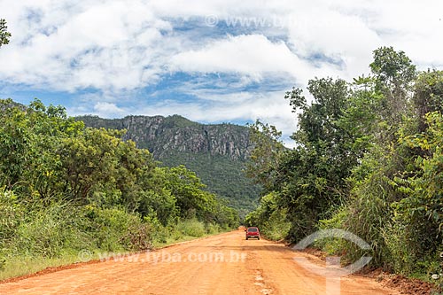  View of dirt road with the Nova Aurora Mountain Range in the background  - Cavalcante city - Goias state (GO) - Brazil