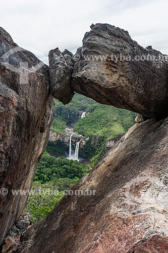  View of the Salto Waterfall through the Janela Mirante (Window Mirante) - Chapada dos Veadeiros National Park  - Alto Paraiso de Goias city - Goias state (GO) - Brazil