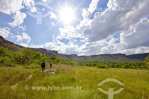  Men - Nascentes do Rio Parnaiba National Park trail with the Mangabeiras Mountain Range in the background  - Barreiras do Piaui city - Piaui state (PI) - Brazil