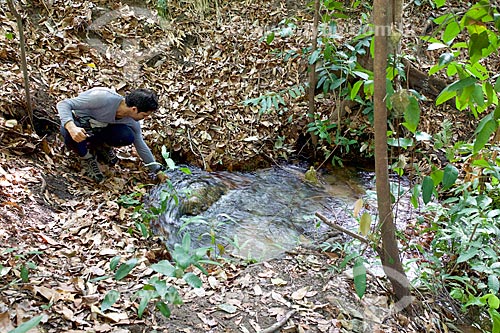  Man collecting water - main source of the Parnaiba River - Nascentes do Rio Parnaiba National Park (Parnaiba River Headwaters National Park)  - Barreiras do Piaui city - Piaui state (PI) - Brazil