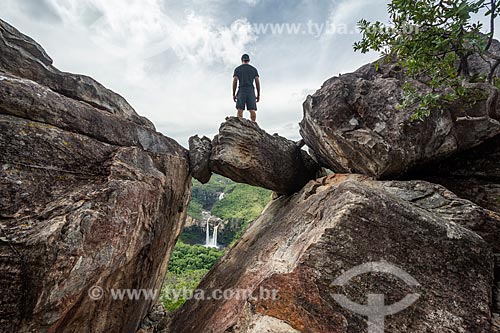  Man observing the Salto Waterfall over the Janela Mirante (Window Mirante) - Chapada dos Veadeiros National Park  - Alto Paraiso de Goias city - Goias state (GO) - Brazil