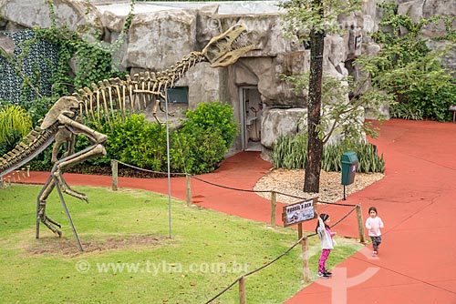  Replica of dinosaur skeleton on exhibit - Vale dos Dinossauros (Valley of the Dinosaurs) theme park  - Foz do Iguacu city - Parana state (PR) - Brazil
