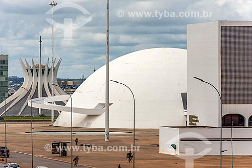  Facade of the Leonel de Moura Brizola National Library and Honestino Guimaraes National Museum (2006) - parts of the Joao Herculino Cultural Complex of the Republic - with the Cathedral of Brasilia in the background  - Brasilia city - Distrito Federal (Federal District) (DF) - Brazil