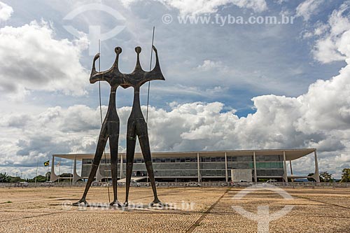  Sculpture Os Guerreiros (The Warriors) - also known as Os Candangos - with the Federal Supreme Court - headquarters of the Judiciary - in the background  - Brasilia city - Distrito Federal (Federal District) (DF) - Brazil