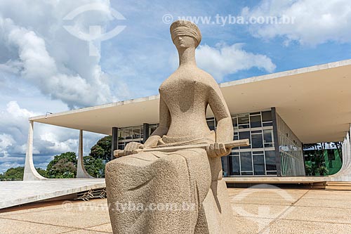  Detail of The justice sculpture with the Federal Supreme Court - headquarters of the Judiciary  - Brasilia city - Distrito Federal (Federal District) (DF) - Brazil