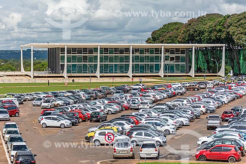  Parking - Esplanade of Ministries with the Federal Supreme Court - headquarters of the Judiciary - in the background  - Brasilia city - Distrito Federal (Federal District) (DF) - Brazil