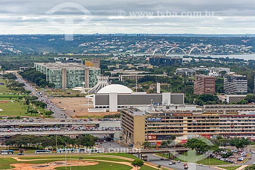  View of the monumental axis with the Leonel de Moura Brizola National Library, Honestino Guimaraes National Museum and Cathedral of Brasilia with the Juscelino Kubitschek Bridge in the background  - Brasilia city - Distrito Federal (Federal District) (DF) - Brazil