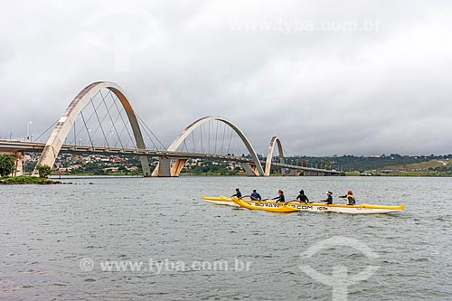  Practitioner of canoeing - Paranoa Lake with the Juscelino Kubitschek Bridge (2002) in the background  - Brasilia city - Distrito Federal (Federal District) (DF) - Brazil