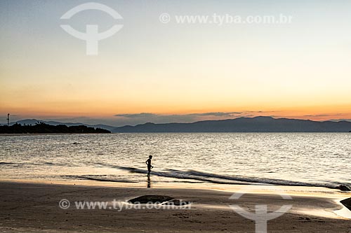  View of the sunset from Daniela Beach waterfront  - Florianopolis city - Santa Catarina state (SC) - Brazil