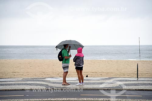  Couple of the Copacabana Beach waterfront during rain  - Rio de Janeiro city - Rio de Janeiro state (RJ) - Brazil