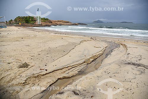  Sand pollution of the Ipanema Beach waterfront during rain with the Arpoador Stone in the background  - Rio de Janeiro city - Rio de Janeiro state (RJ) - Brazil