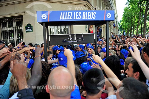  French fans buying shirts in support of the French National Team  - Paris - Paris department - France