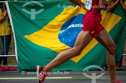  Detail of athlete during the Rio de Janeiro Marathon with the Brazilian flag in the background  - Rio de Janeiro city - Rio de Janeiro state (RJ) - Brazil