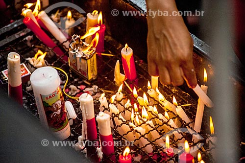  Devout lighting candle - Saint Goncalo Garcia and Saint George Church to Saint George  - Rio de Janeiro city - Rio de Janeiro state (RJ) - Brazil