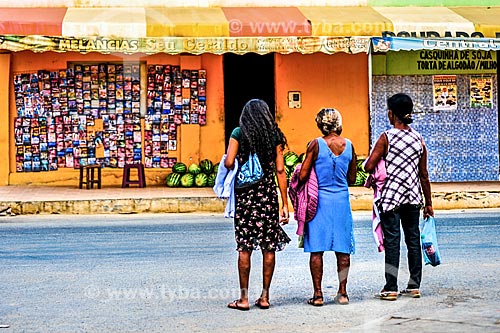 Women opposite to stores  - Irece city - Bahia state (BA) - Brazil