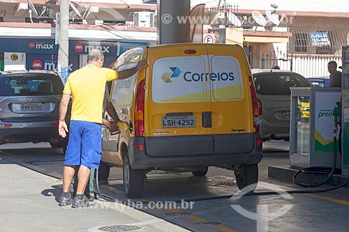  Correios (Post and Telegraph Corporation) car being stocked during fuel supply crisis due to truckers strike  - Rio de Janeiro city - Rio de Janeiro state (RJ) - Brazil