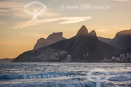  View of the sunset from Arpoador Stone with the Rock of Gavea and Morro Dois Irmaos (Two Brothers Mountain) in the background  - Rio de Janeiro city - Rio de Janeiro state (RJ) - Brazil