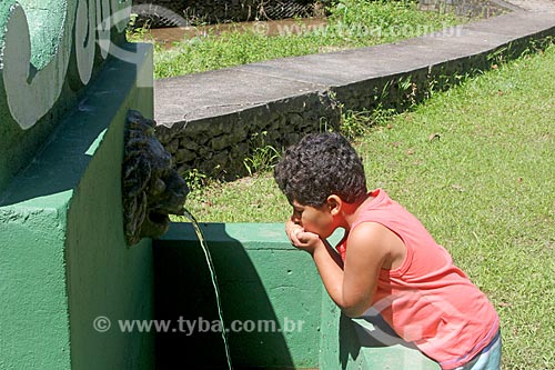  Boy drinking water in fountain - Solidao Dam  - Rio de Janeiro city - Rio de Janeiro state (RJ) - Brazil