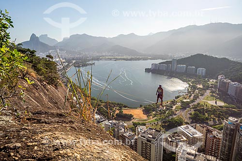  Practitioner of slackline - Cantagalo Hill with the Rodrigo de Freitas Lagoon in the background  - Rio de Janeiro city - Rio de Janeiro state (RJ) - Brazil