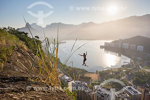  Practitioner of slackline - Cantagalo Hill with the Rodrigo de Freitas Lagoon in the background  - Rio de Janeiro city - Rio de Janeiro state (RJ) - Brazil