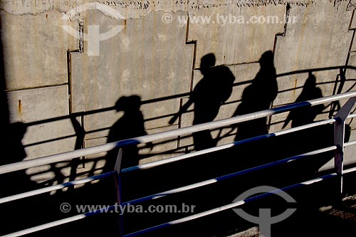  Passengers shadows - access footbridge to station of BRT Transolimpica - Marechal Fontenelle Station  - Rio de Janeiro city - Rio de Janeiro state (RJ) - Brazil