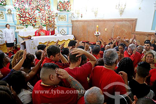  Devouts inside of the Saint Goncalo Garcia and Saint George Church during catholic mass to Saint George  - Rio de Janeiro city - Rio de Janeiro state (RJ) - Brazil