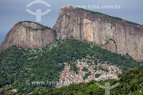  View of the Rocinha Slum with the Morro Dois Irmaos (Two Brothers Mountain) from Tijuca National Park  - Rio de Janeiro city - Rio de Janeiro state (RJ) - Brazil