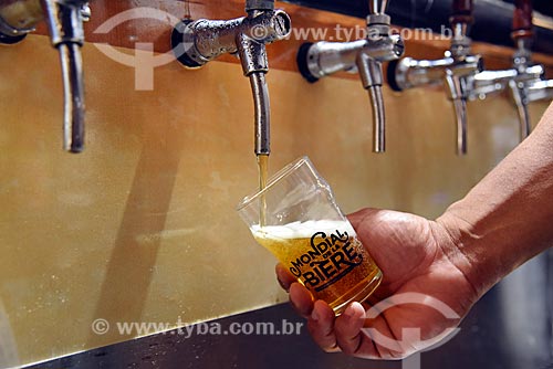  Detail of hand pulling draft beer - Mondial de la Biere - international beer festival  - Rio de Janeiro city - Rio de Janeiro state (RJ) - Brazil