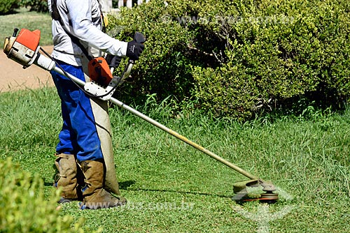  Labourer cutting grass of the Moinhos de Vento Water Treatment Station (1928) - also known as Hidraulica Moinhos de Vento  - Porto Alegre city - Rio Grande do Sul state (RS) - Brazil