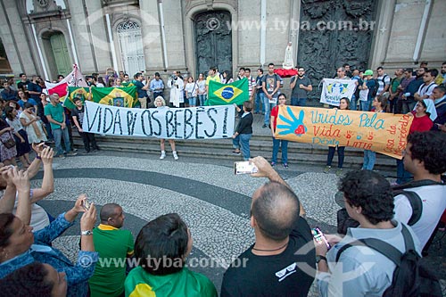  Demonstration against abortion opposite to Our Lady of Candelaria Church (1609)  - Rio de Janeiro city - Rio de Janeiro state (RJ) - Brazil
