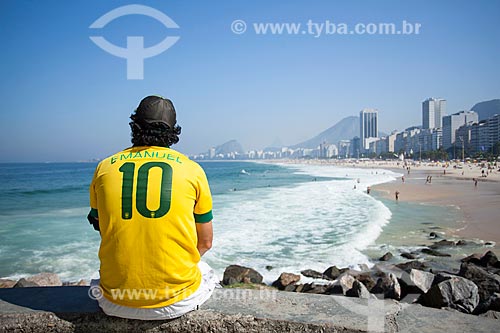  Man with the Brazilian Team shirt observing the landscape from the Leme Beach waterfront  - Rio de Janeiro city - Rio de Janeiro state (RJ) - Brazil