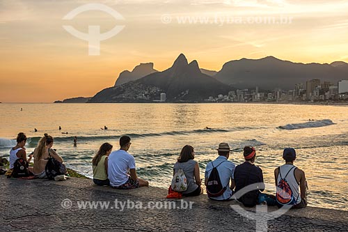  View of the sunset from Ipanema Beach with the Morro Dois Irmaos (Two Brothers Mountain) and Rock of Gavea in the background  - Rio de Janeiro city - Rio de Janeiro state (RJ) - Brazil