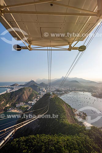  Cable car of Sugar Loaf making the crossing between the Urca Mountain and Sugar Loaf  - Rio de Janeiro city - Rio de Janeiro state (RJ) - Brazil