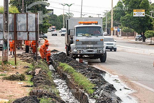  Labourer of State Department of Highways doing the maintaining the rainwater gallery  - Crato city - Ceara state (CE) - Brazil