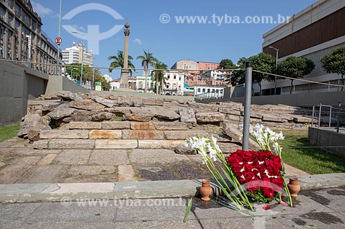  Flowers arrangement opposite to Valongo Harbour and Empress Harbour after the wash promoted by Afoxe Filhos de Gandhi in celebration of the first anniversary of the title of Cultural Patrimony of Humanity granted  - Rio de Janeiro city - Rio de Janeiro state (RJ) - Brazil